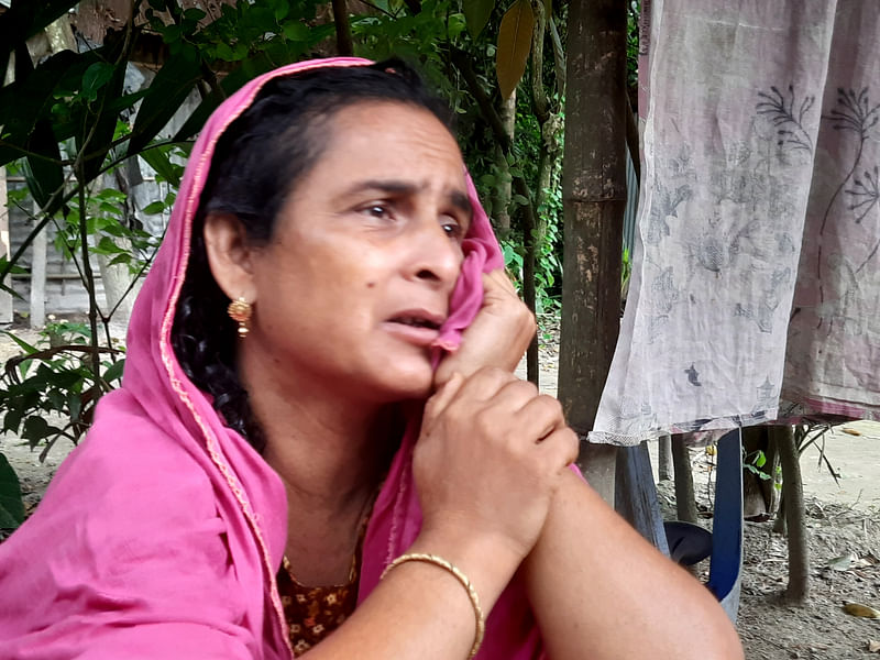 সন্তান হারানোর বেদনায় কাতর মোছা. মিনারা বেগম। গতকাল মঙ্গলবার দুপুরে নান্দাইল উপজেলার পূর্ব দেউলডাংরা গ্রামে